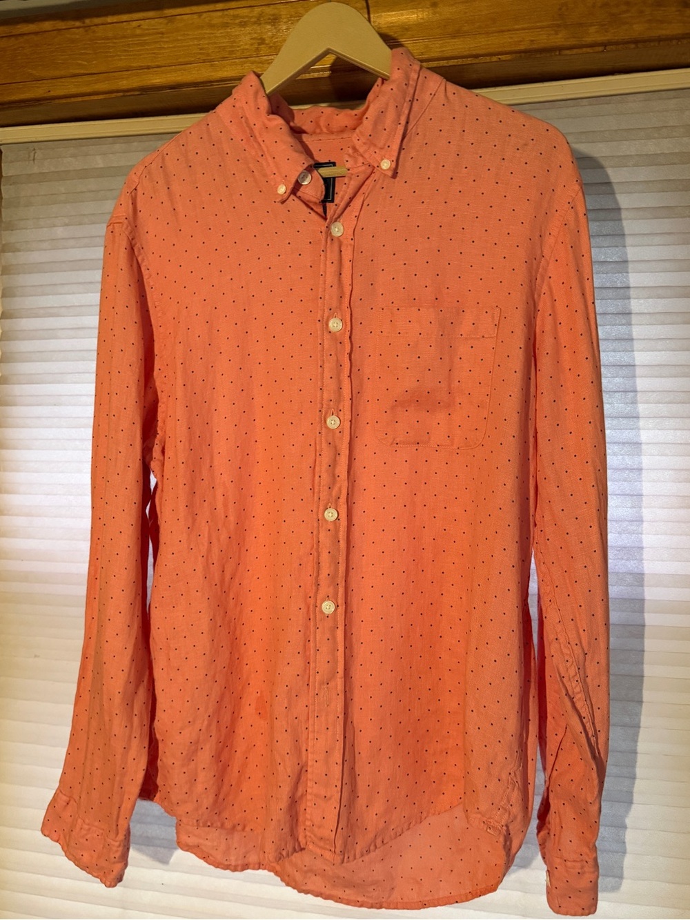 Abercrombie & Fitch salmon shirt with small dark polka dots, size XL 0277